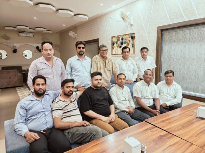 आक्रोशित अधिवक्ता एकजुट होकर कर रहे न्याय की मांग