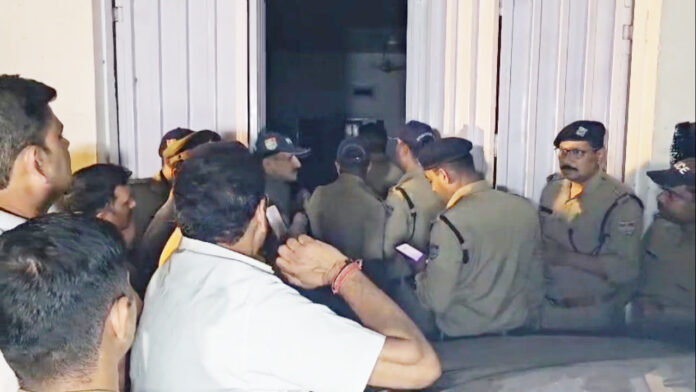 दरवाजा टूटा, अंदर 25 संदिग्ध, कांग्रेस में हड़कंप