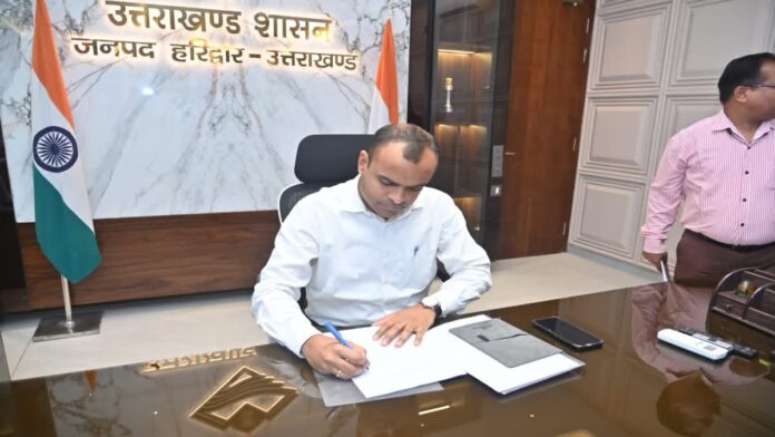 जिलाधिकारी मयूर दीक्षित