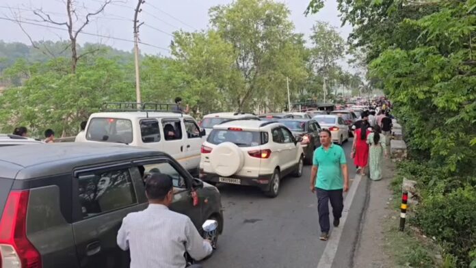 जंगल नहीं, जाम में उलझी सैलानियों की पूरी छुट्टी