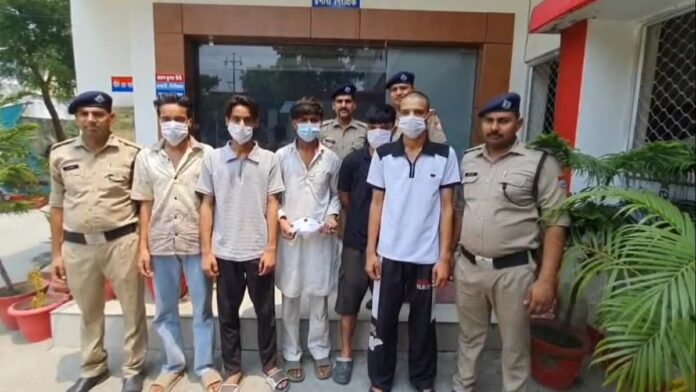 पुलिस गिरफ्त में खड़े मुकुल आर्या पर हमलावर आरोपी