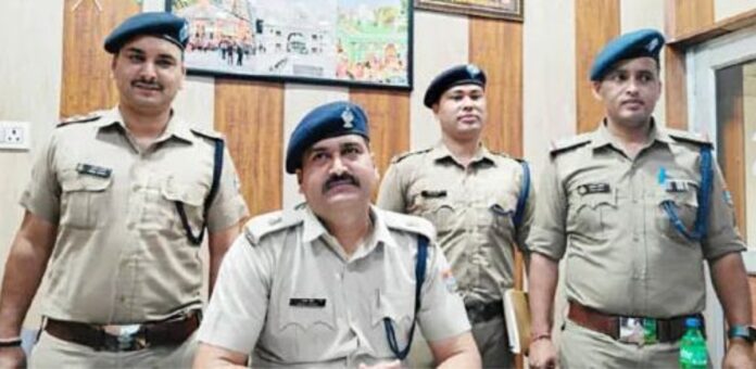 प्रेस को संबोधित करते एसपी ने खोली सारी सच्चाई