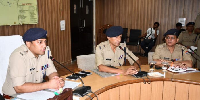 एसएसपी प्रमेन्द्र डोबाल पुलिस टीम के साथ योजना चर्चा करते।