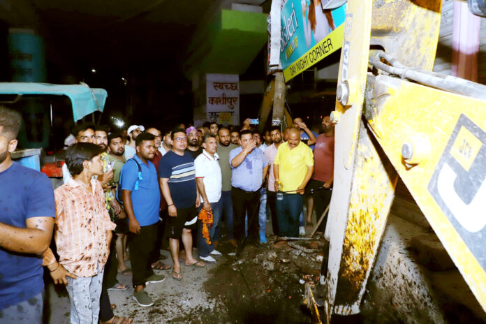 जनता के बीच विकास की मशाल थामे दीपक बाली