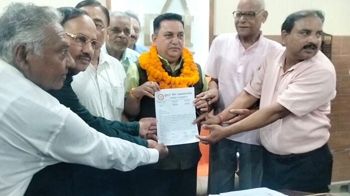 वैश्य समाज के प्रतिनिधि महापौर दीपक बाली का आभार व्यक्त करते हुये