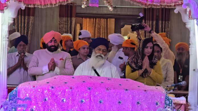 राज्यपाल ने गुरुद्वारे में टेका मत्था, मांगी खुशहाली की दुआ।