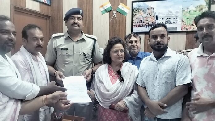 ज्ञापन सौंपते कांग्रेसी बोले लोकतंत्र में दबाव नहीं चलेगा