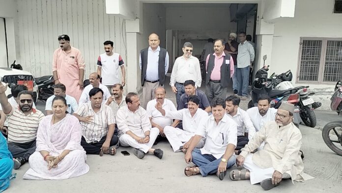 न्याय की मांग लिए कांग्रेस कार्यकर्ताओं का उग्र प्रदर्शन
