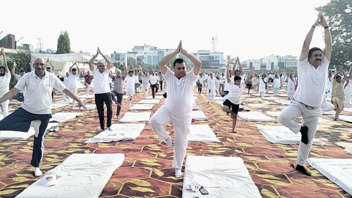 सांसों की लय पर थिरका काशीपुर, योग बना उत्सव