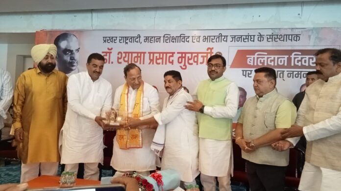 मुखर्जी को नमन करते अरुण सिंह, दीपक बाली समेत नेता