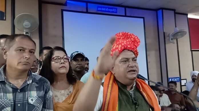 जनता ने घेरा, दीपक बाली को बनाया संघर्ष का प्रतीक।