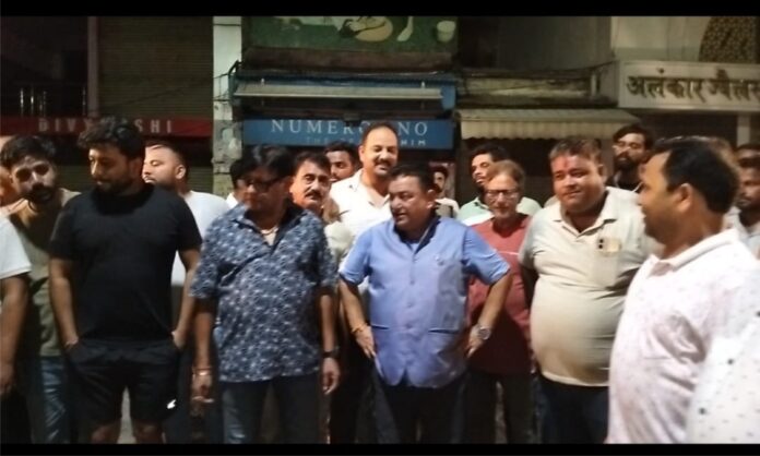 आधी रात सड़कों पर महापौर, बारिश से पहले तैयारी।
