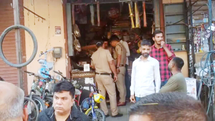 तीन बाइक सवार बदमाशों ने युवकों पर किया हमला।