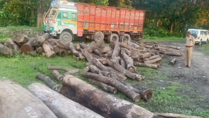 ओवरलोड ट्रक जब्त, तस्करों की साजिश पर फूटा सच।