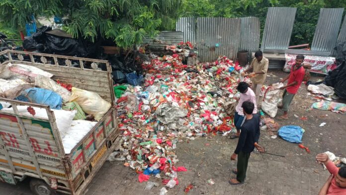श्रद्धा के पथ पर बिखरा दर्द, कूड़े में व्यवस्था