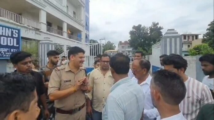 वोटिंग के बीच तकरार, माहौल गरमाने लगा शंकरपुर बूथ