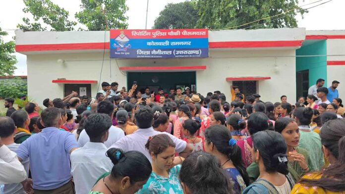 ग्रामीणों का फूटा आक्रोश, पुलिस चौकी को लिया घेरे