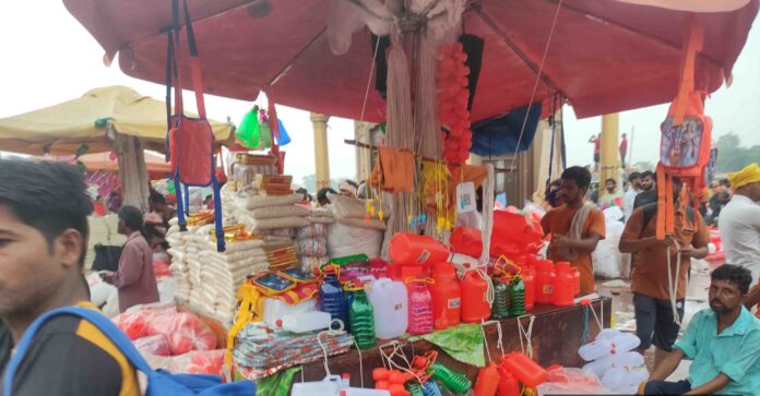 आस्था के घाट पर तख्तों की नीलामी जारी है