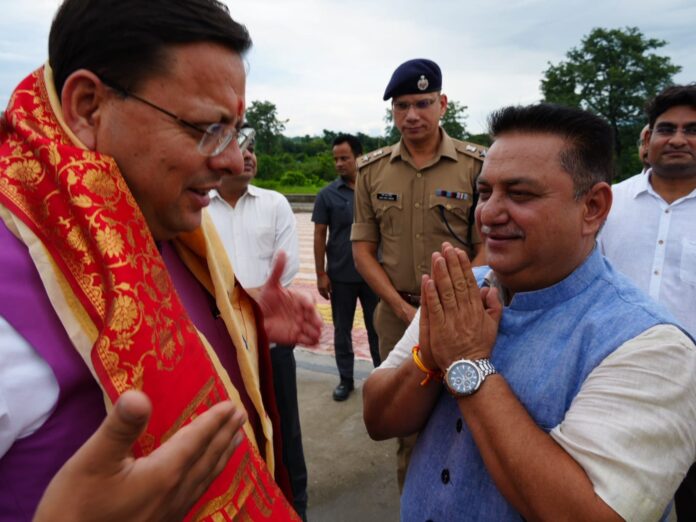 मुख्यमंत्री से मुलाकात करते काशीपुर महापौर दीपक बाली आत्मविश्वास में।