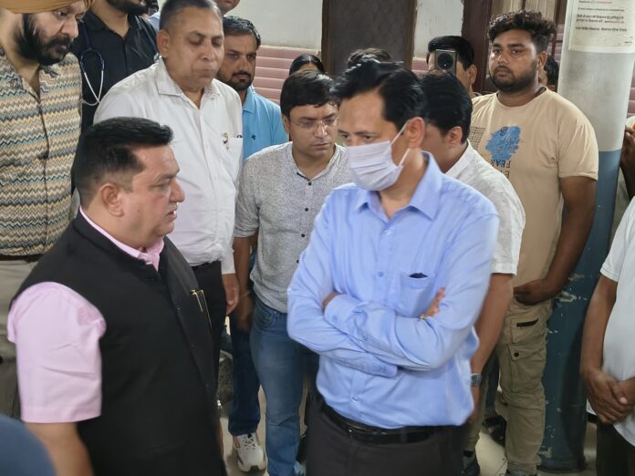 धमाके के बाद अस्पताल पहुंचे अफसर, घायलों का हाल जाना।