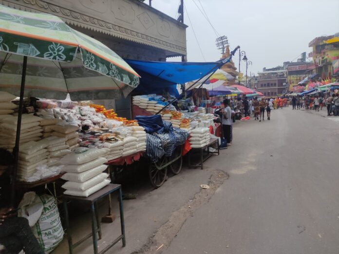 फुटपाथ गायब, सड़कों पर आस्था खतरे में बदलती!