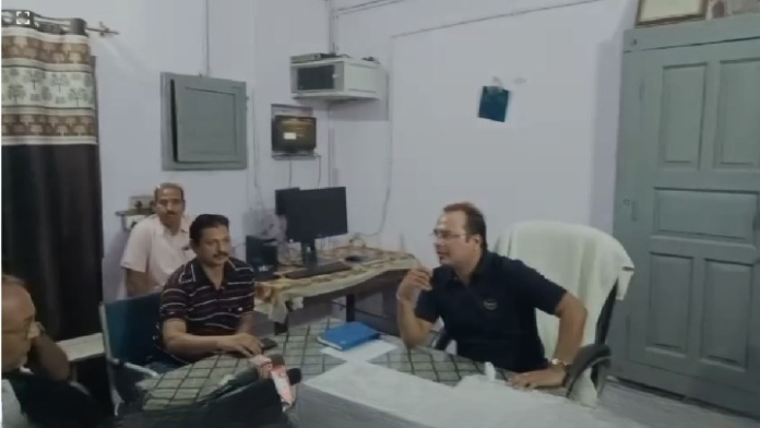 गुस्साए कर्मचारियों ने डिपो में जमकर लगाए विरोध के नारे