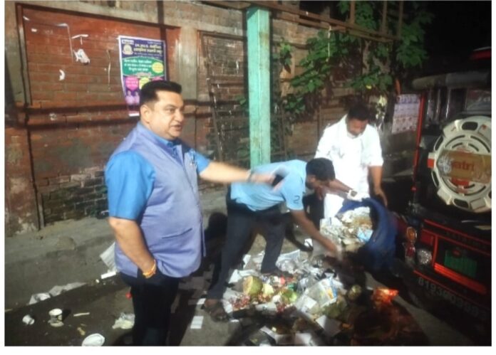 रात में सड़क पर सफाई को लेकर जागते महापौर