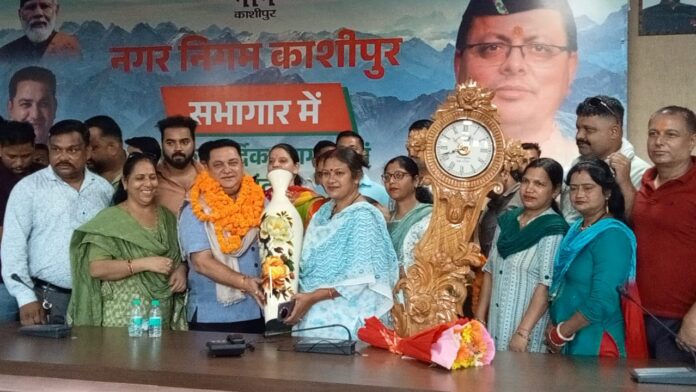 एकजुट पार्षदों ने मेयर दीपक बाली को किया सम्मानित