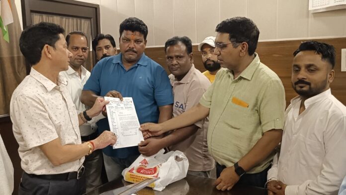 नगर आयुक्त को ज्ञापन सौंपते संघ के पदाधिकारी और कर्मचारी
