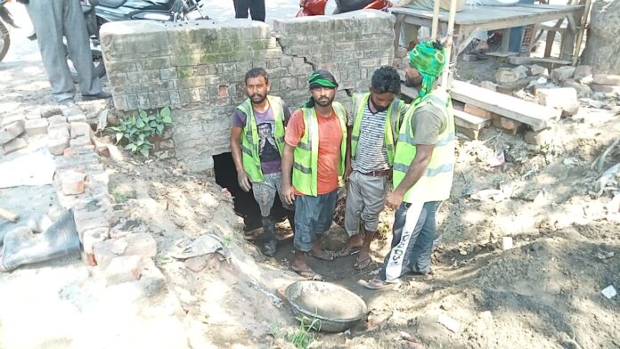 अंग्रेजी दौर के नाले की सफाई में जुटे कर्मी