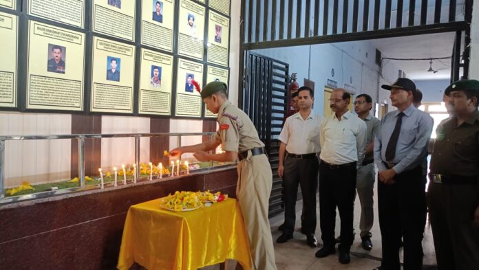 शहीदों के चित्रों पर पुष्प चढ़ाते भावुक छात्र-छात्राएं