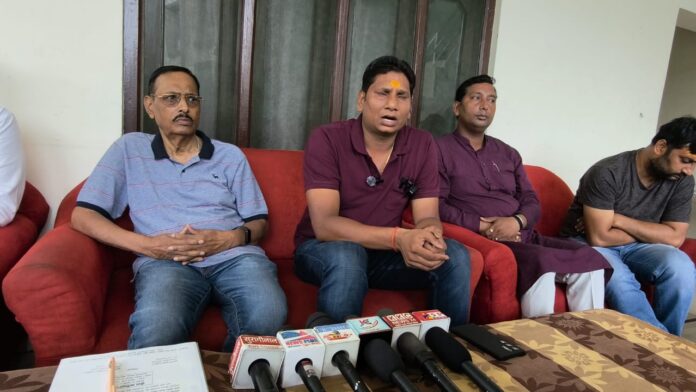 प्रेसवार्ता में आयोजन की रूपरेखा बताते पदाधिकारी
