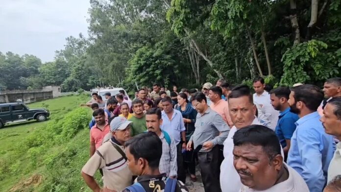 नई जमीन देखते ग्रामीणों के चेहरों पर दिखी राहत