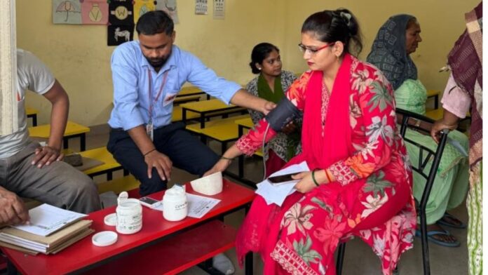 नेताओं संग डॉक्टरों ने शिविर में बांटी स्वास्थ्य सेवाएं
