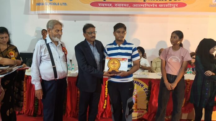 सम्मान पाकर खिल उठे होनहारों के आत्मविश्वासी मुस्कान।