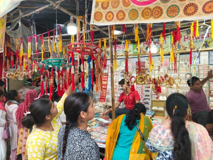 राखियों की रंगत और मिठाइयों की मिठास संग रौनक