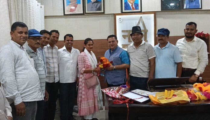 विजयी प्रतिनिधियों संग महापौर दीपक बाली ने बांटी खुशियाँ