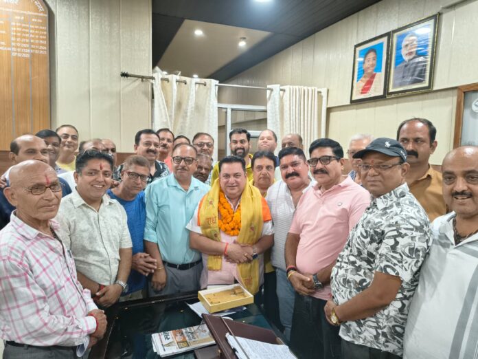 व्यापारियों ने दीपक बाली को सम्मानित कर जताया आभार