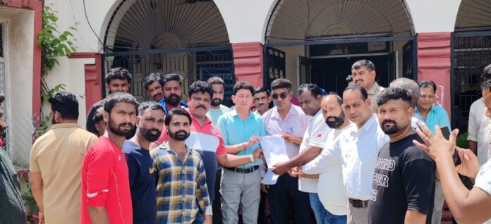 सफाई कर्मियों की आवाज अब सड़कों पर गूंज उठी