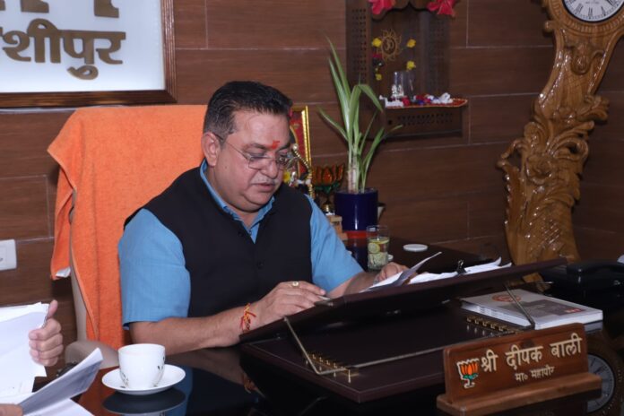 दीपक बाली ने जर्जर सड़कों और जलभराव पर दिखाई सख्ती