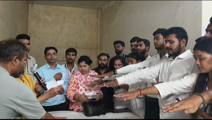 शपथ ग्रहण करते नवनिर्वाचित पदाधिकारी, उत्साह और उम्मीदों का संगम