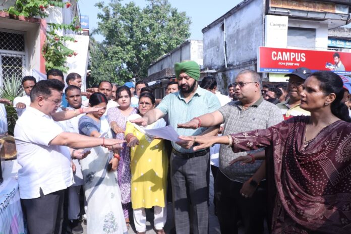 महापौर दीपक बाली जनता संग थामे झाड़ू, स्वच्छता संदेश फैलाया