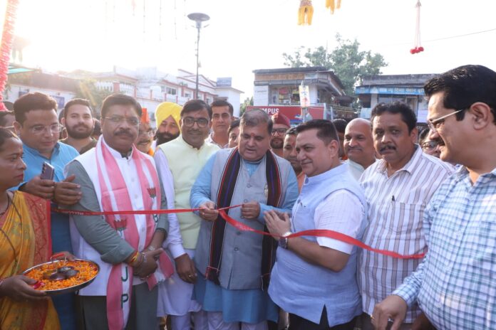 महेंद्र भट्ट मेले का उद्घाटन करते हुए जनता के बीच