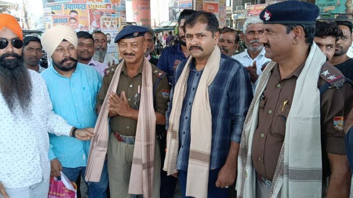 खालसा फाउंडेशन ने यातायात प्रहरी को सम्मानित कर बढ़ाया गौरव