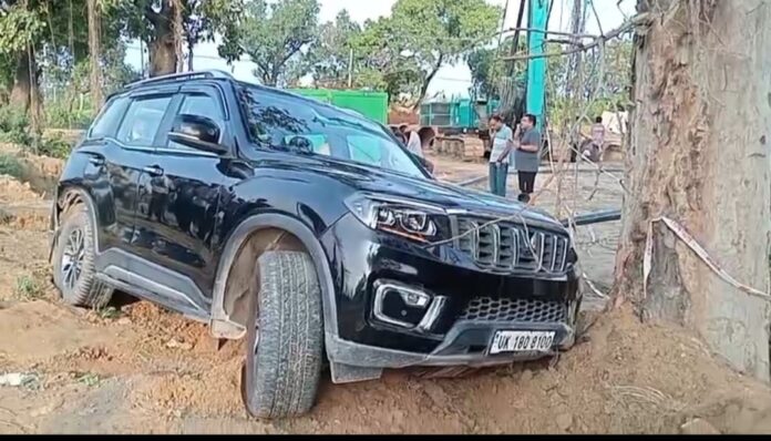 युवक ने फॉर्च्यूनर चुराई, पुलिस के बीच मचाया भगदड़