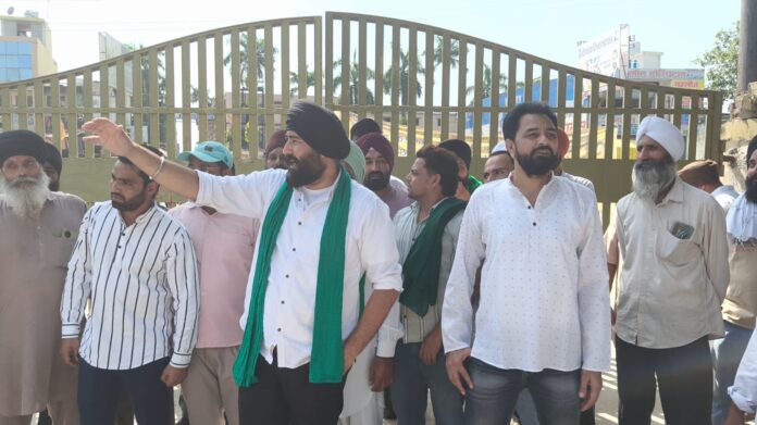 किसानों का उग्र हल्ला बोल अनाज मंडी में तालाबंदी