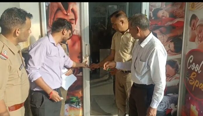 एएचटीयू की कार्रवाई से मॉल में मचा हड़कंप और अफरा-तफरी