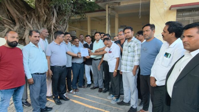 शुकलेश कुमार आजाद राष्ट्रपति के नाम ज्ञापन सौंपते हुए