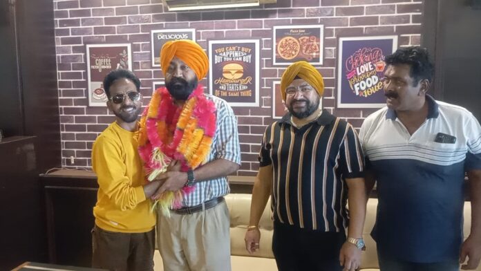 फूलमालाओं से घिरे गुरुविंदर सिंह चंडोक का हुआ भव्य सम्मान