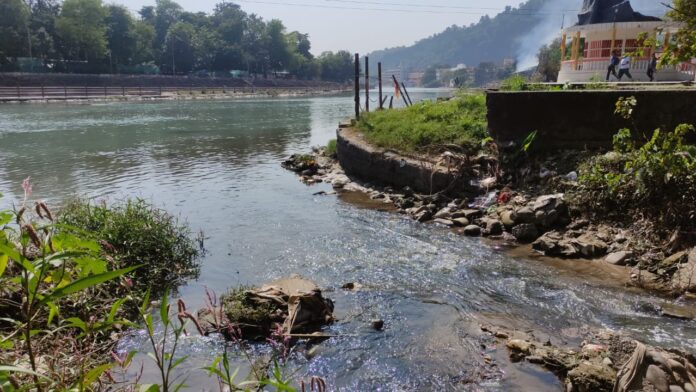 गंगा की लहरों में घुल रहा है इंसानी लापरवाही का ज़हर